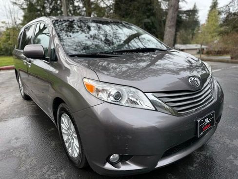 Used 2013 Toyota Sienna XLE w/ Premium Pkg image 3
