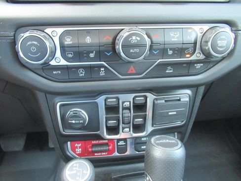 Certified 2025 Jeep Gladiator Mojave w/ Convenience Group AWD/4WD image 31