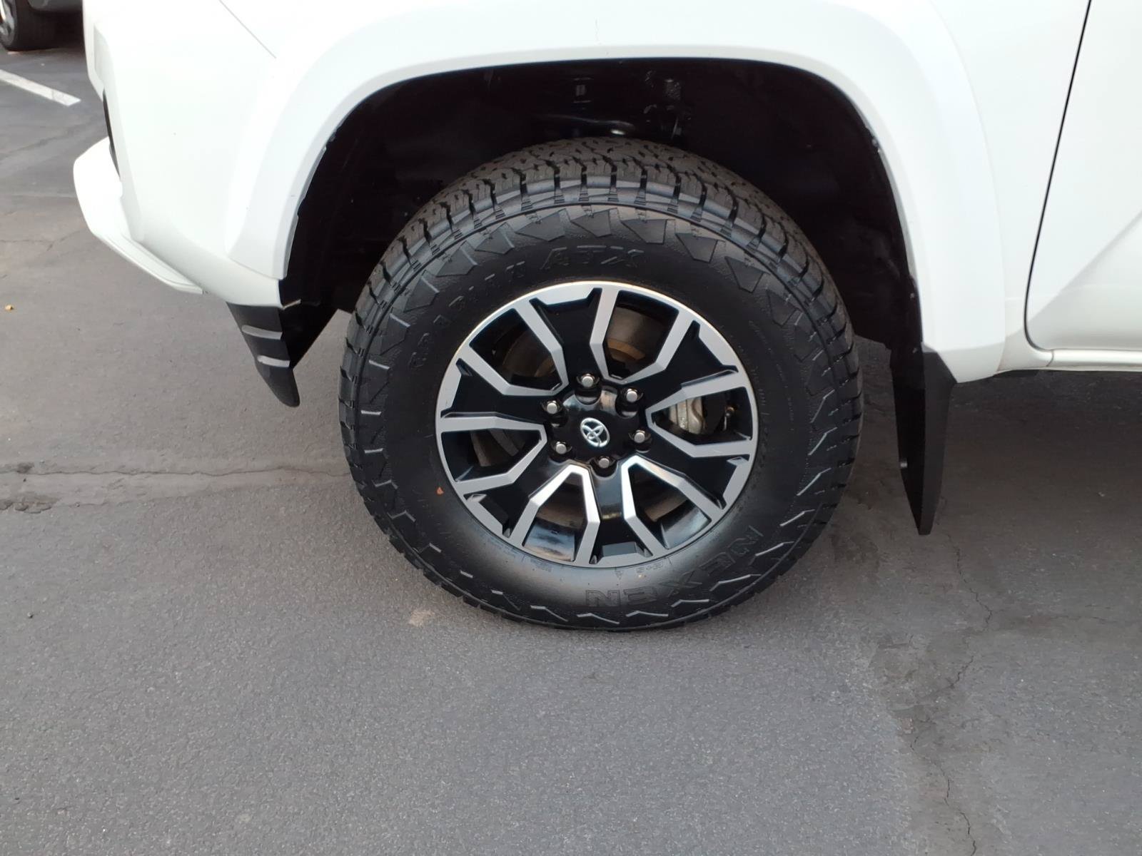 Used 2022 Toyota Tacoma TRD Sport w/ Technology Package AWD/4WD image 9