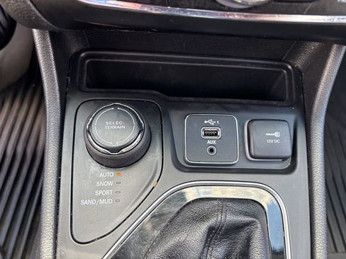 Used 2021 Jeep Cherokee Limited w/ Mopar Interior Package AWD/4WD image 32