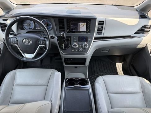 Used 2018 Toyota Sienna XLE w/ XLE Navigation Package FWD image 25