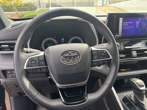 Used 2025 Toyota Highlander XSE image 29