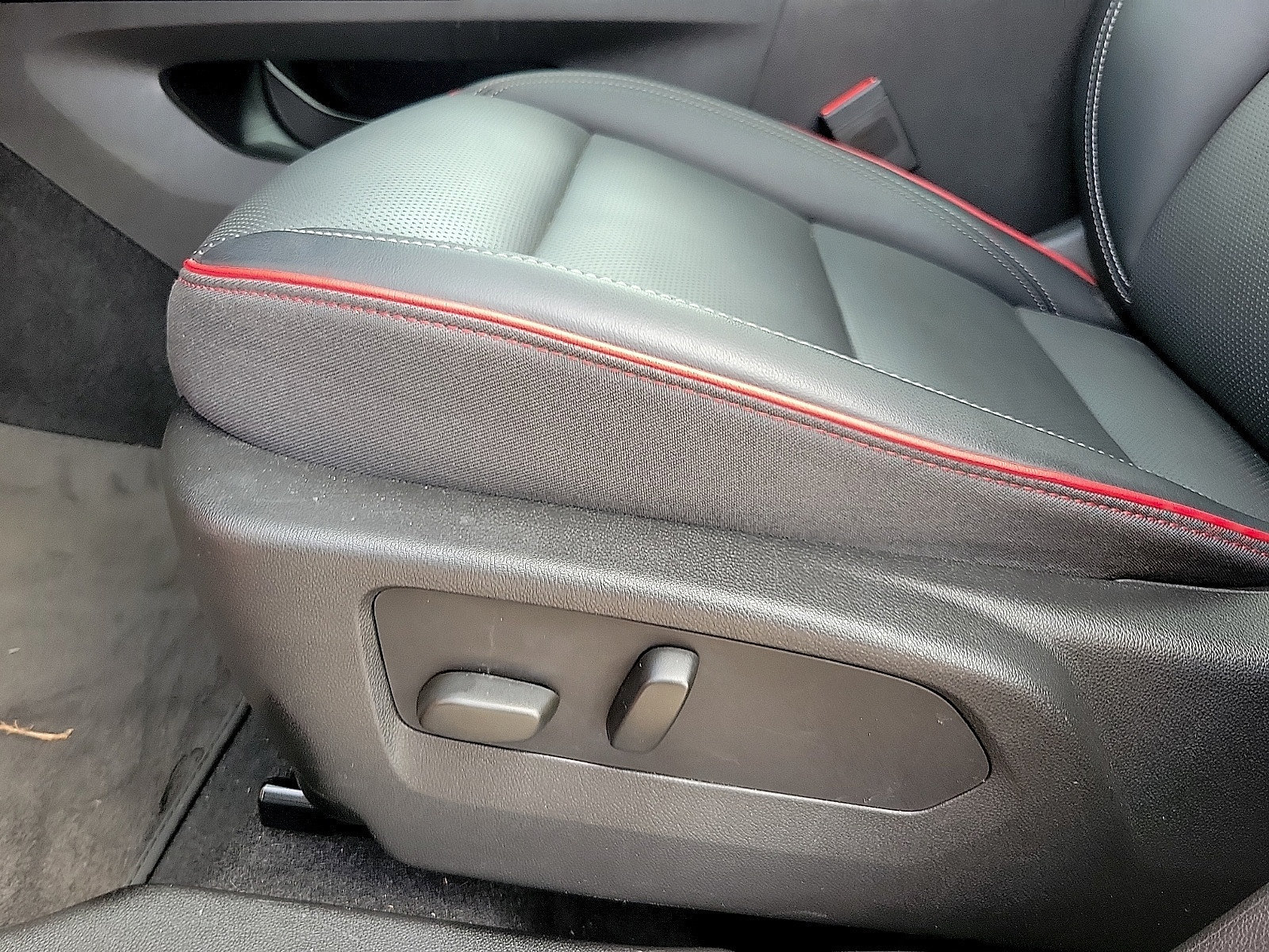 Used 2022 Buick Envision Essence w/ Sport Touring Package FWD image 12