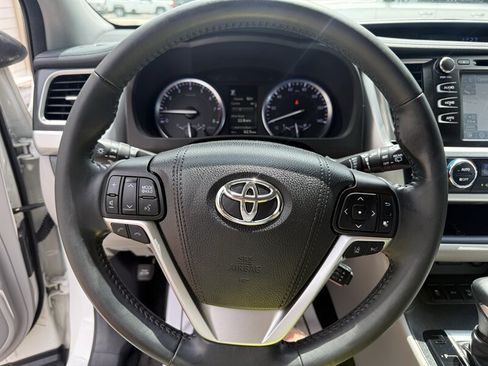 Used 2017 Toyota Highlander XLE w/ Carpet Mat Package AWD/4WD image 15