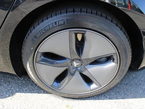 Used 2018 Tesla Model 3 Mid Range image 11