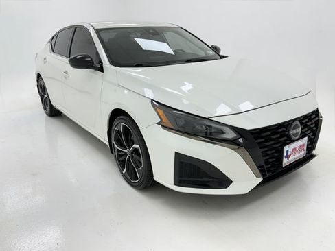 Used 2024 Nissan Altima 2.5 SR FWD image 2
