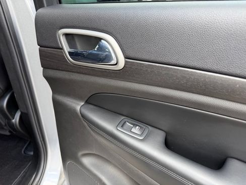Used 2018 Jeep Grand Cherokee Altitude RWD image 36