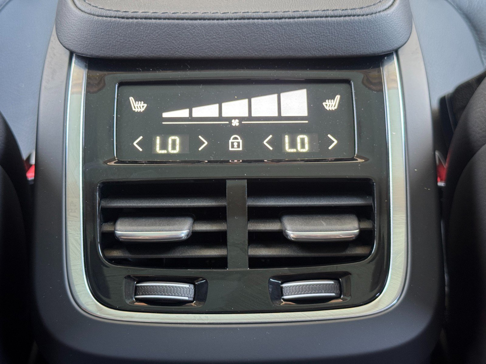 Used 2024 Volvo XC90 T8 Plus w/ Protection Package Premier AWD/4WD image 36
