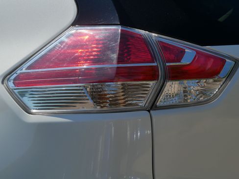 Used 2016 Nissan Rogue SV AWD/4WD image 17