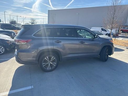 Used 2016 Toyota Highlander XLE image 3