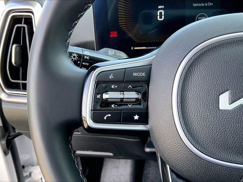 Used 2025 Kia Sorento S image 11