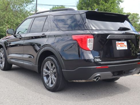 Used 2022 Ford Explorer XLT w/ Equipment Group 202A AWD/4WD image 9