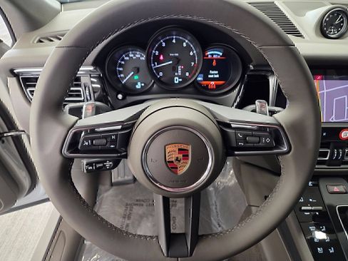 Certified 2026 Porsche Macan AWD/4WD image 17