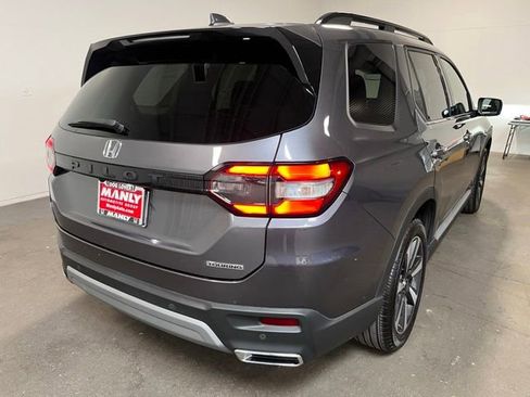 Used 2025 Honda Pilot Touring image 3