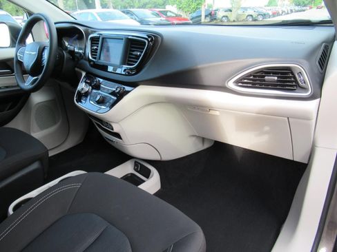 Certified 2023 Chrysler Voyager LX FWD image 11