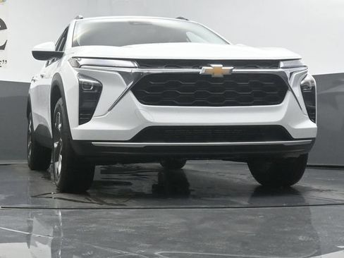Used 2025 Chevrolet Trax LT w/ Driver Confidence Package FWD image 3