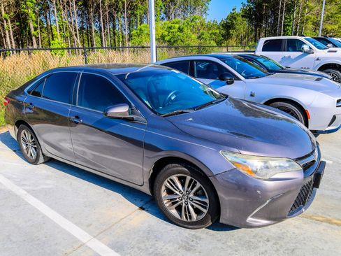 Used 2017 Toyota Camry SE image 2