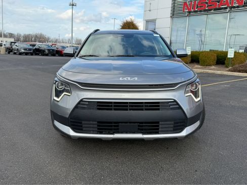 Used 2023 Kia Niro EX image 2