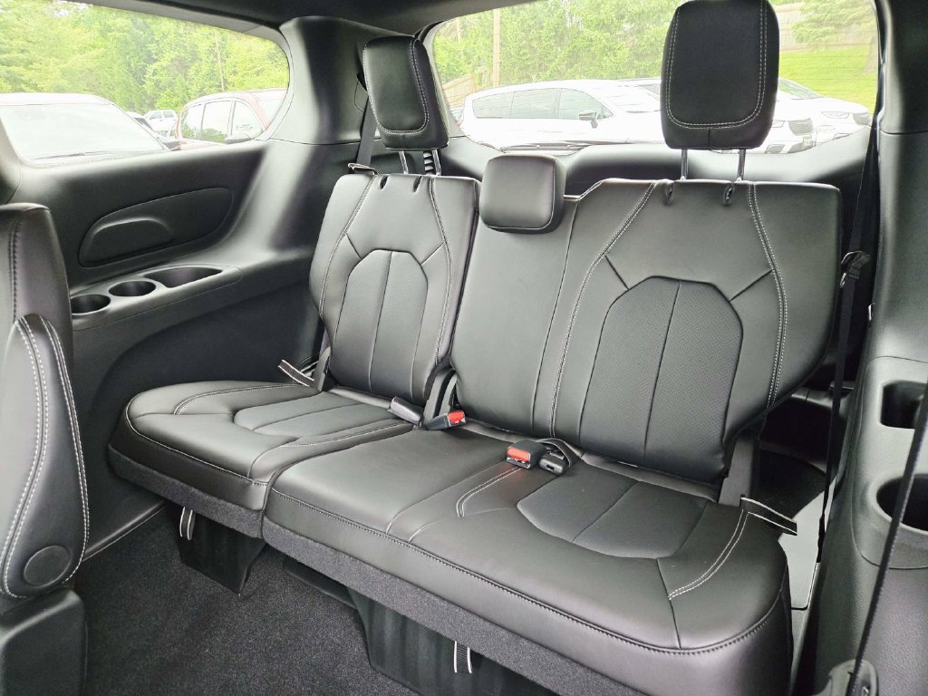 New 2026 Chrysler Pacifica Select w/ S Appearance Package FWD image 16