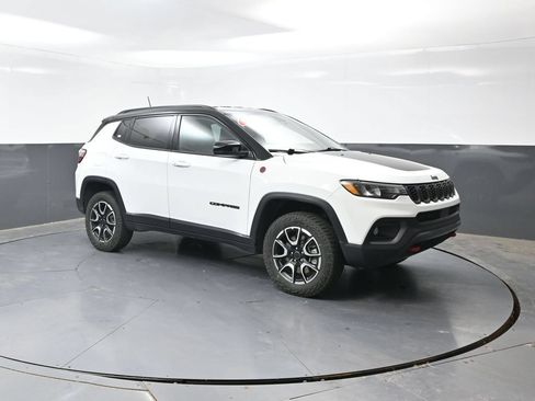Used 2025 Jeep Compass Trailhawk AWD/4WD image 4
