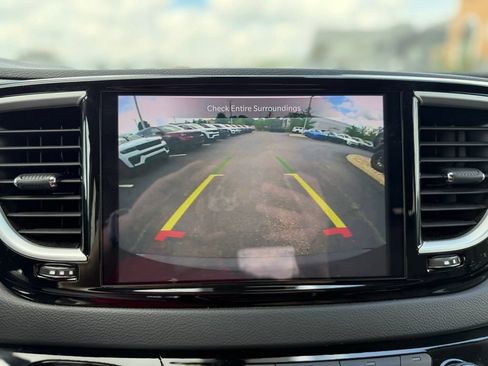 Certified 2023 Chrysler Pacifica Touring-L FWD image 19