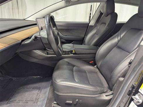 Used 2019 Tesla Model 3 Standard Range image 10