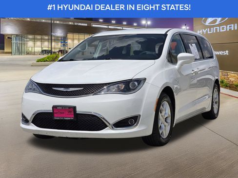 Used 2018 Chrysler Pacifica Touring Plus w/ Tire & Wheel Group FWD image 2