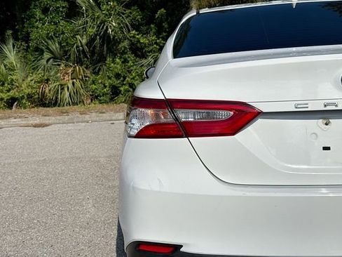 Used 2020 Toyota Camry LE image 10