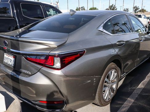 Used 2021 Lexus ES 300h w/ Accessory Package 2 image 6