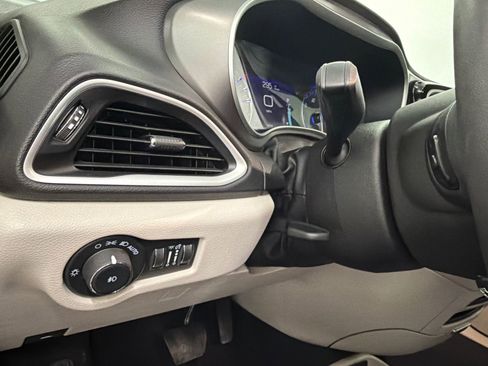 Used 2024 Chrysler Pacifica Touring-L FWD image 34