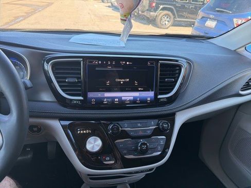 Used 2022 Chrysler Pacifica Touring-L image 13