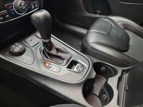 Used 2020 Jeep Cherokee Trailhawk w/ Comfort/Convenience Group AWD/4WD image 26