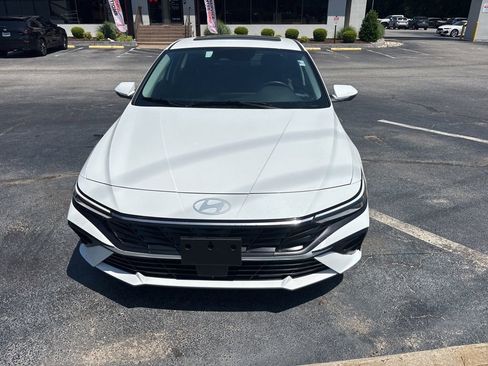 Used 2025 Hyundai Elantra Limited FWD image 8
