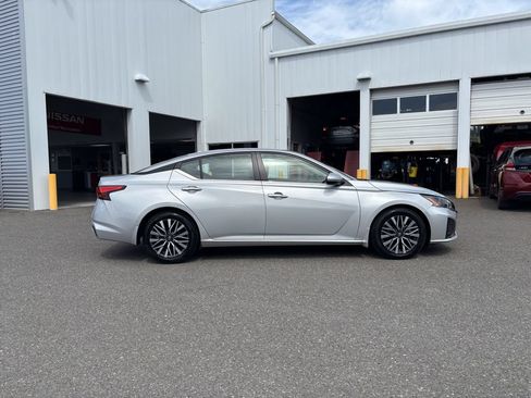 Used 2024 Nissan Altima 2.5 SV w/ SV Premium Package FWD image 8