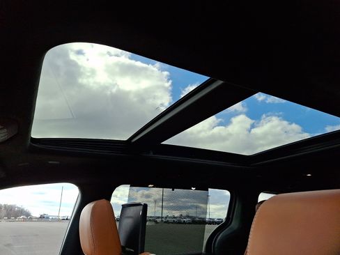 Certified 2024 Chrysler Pacifica Pinnacle w/ Trailer Tow Group image 15