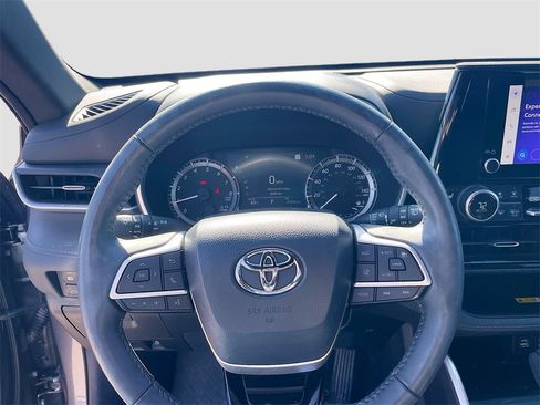 Used 2023 Toyota Highlander L image 13