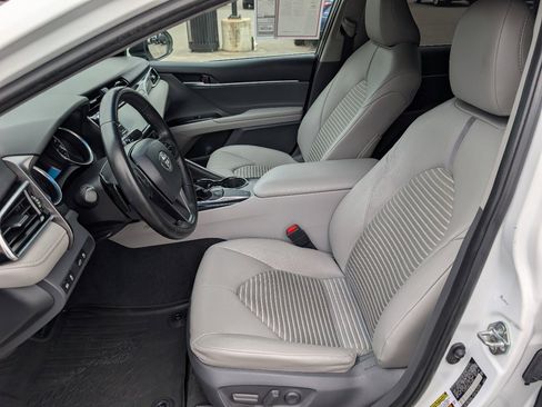 Used 2018 Toyota Camry SE FWD image 2