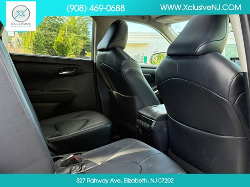 Used 2022 Toyota Highlander XLE AWD/4WD image 28