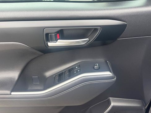 Used 2021 Toyota Highlander XSE FWD image 8