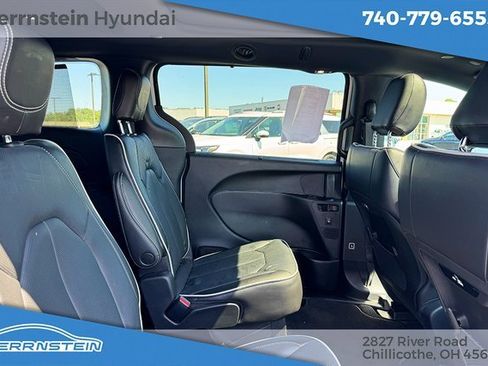 Used 2023 Chrysler Pacifica Limited w/ S Appearance Package image 29