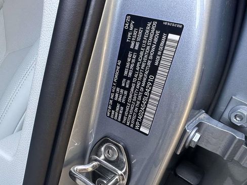 Certified 2025 Porsche Macan S AWD/4WD image 7