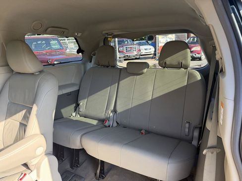 Used 2017 Toyota Sienna XLE w/ XLE Navigation Package FWD image 24
