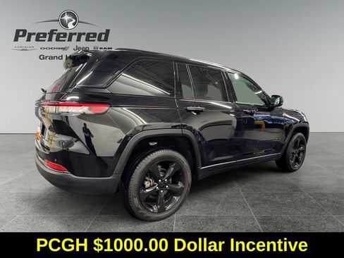 Used 2024 Jeep Grand Cherokee Limited w/ Black Appearance Package image 17
