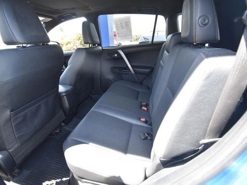 Used 2018 Toyota RAV4 SE AWD/4WD image 9
