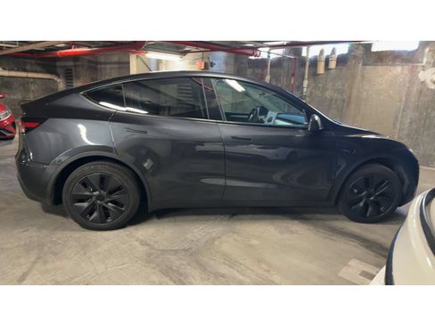 Used 2024 Tesla Model Y Long Range RWD image 3
