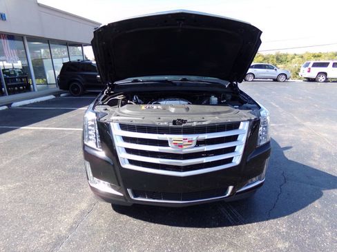 Used 2019 Cadillac Escalade Luxury AWD/4WD image 40