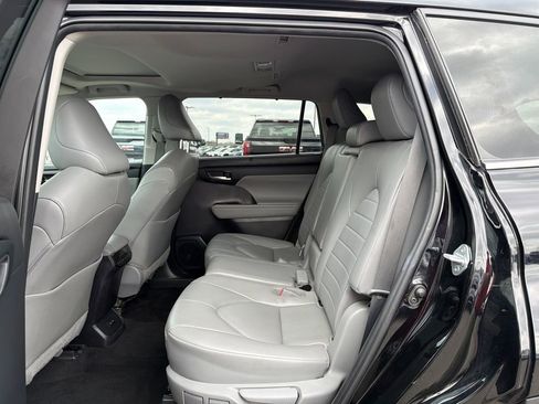 Used 2023 Toyota Highlander XLE image 17