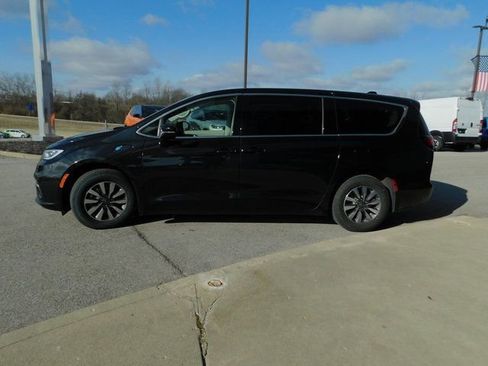 Used 2024 Chrysler Pacifica Select image 23
