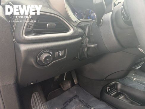 Used 2025 Chrysler Pacifica Select FWD image 14