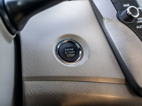 Used 2011 Toyota Avalon Limited image 27